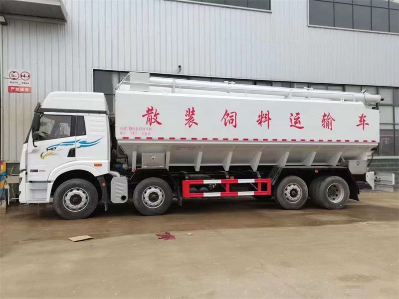 解放散裝飼料運(yùn)輸車送往遼寧鞍山