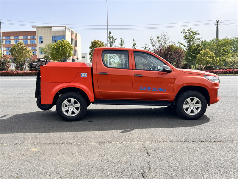 程力皮卡雙排清障車低轉(zhuǎn)速大扭矩