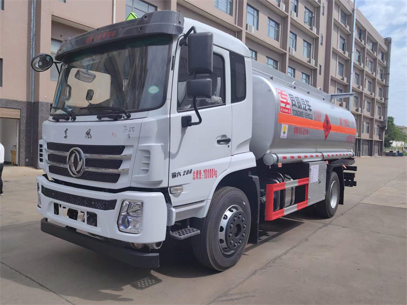 10噸東風錦程加油車發(fā)車