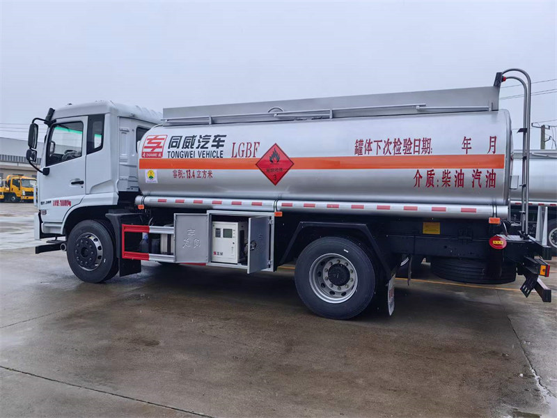 10噸東風錦程加油車發(fā)車