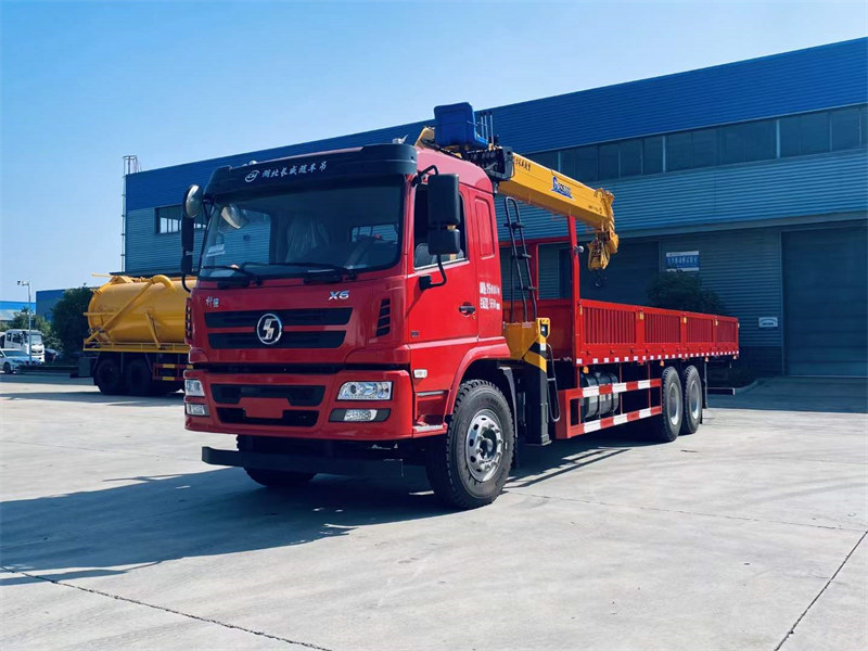 陜汽X6后八輪隨車吊吊機(jī)作業(yè)更穩(wěn)定