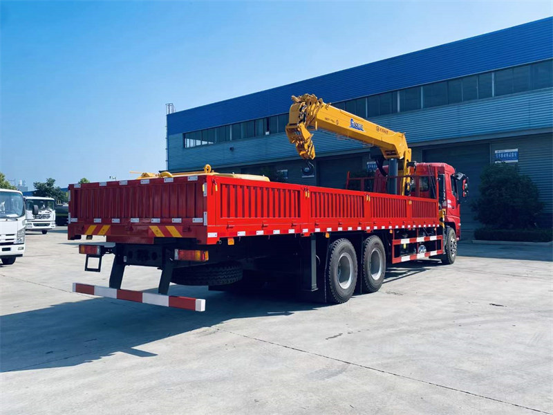 陜汽X6后八輪隨車吊吊機(jī)作業(yè)更穩(wěn)定