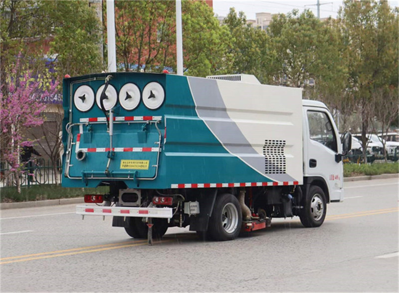 國六躍進(jìn)吸塵車新車制作完成準(zhǔn)備出廠