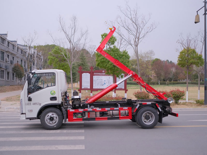 一款可以進地下室的藍牌勾臂垃圾車