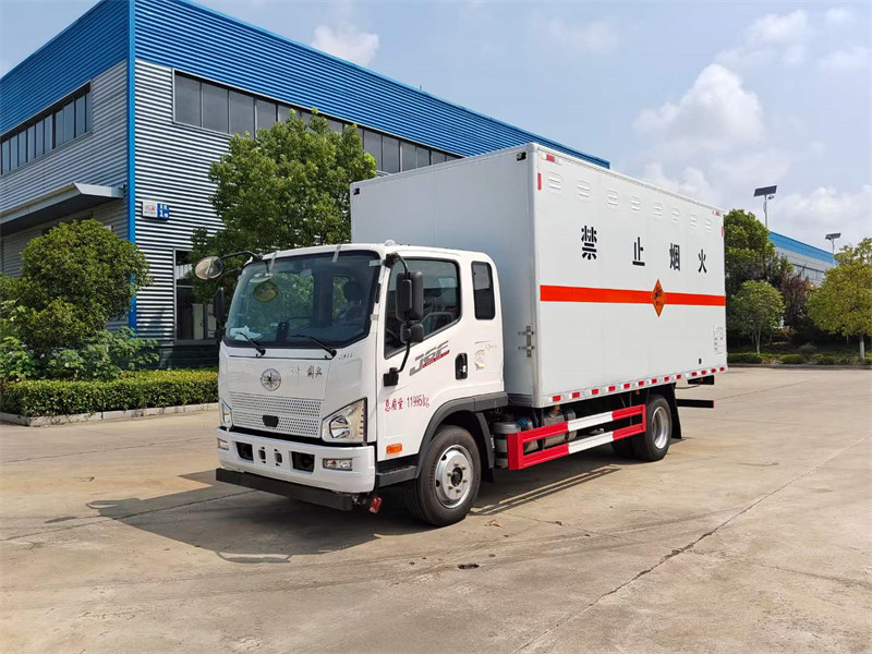 解放排半5米2爆破器材運(yùn)輸車(chē)廠家直銷(xiāo)