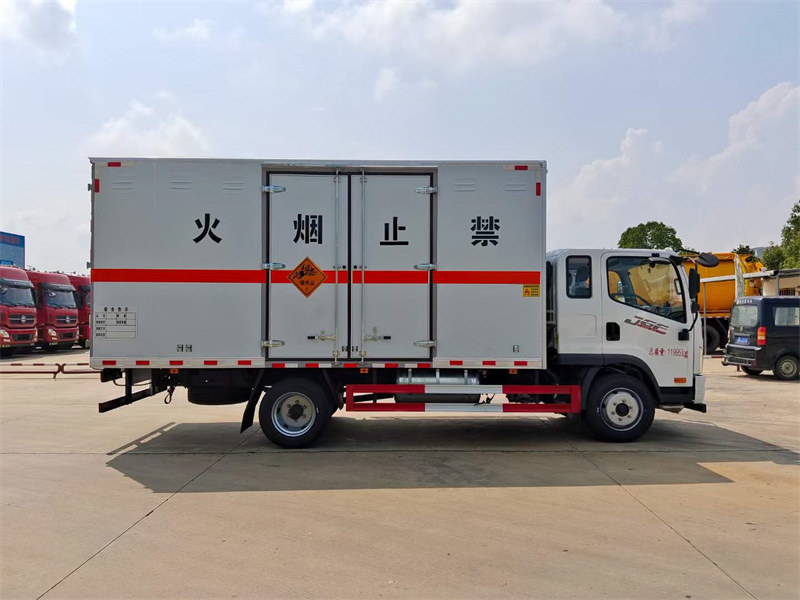 解放排半5米2爆破器材運(yùn)輸車油耗低
