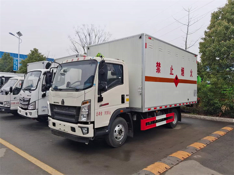重汽豪沃5噸易燃液體廂式運(yùn)輸車(chē)可分期