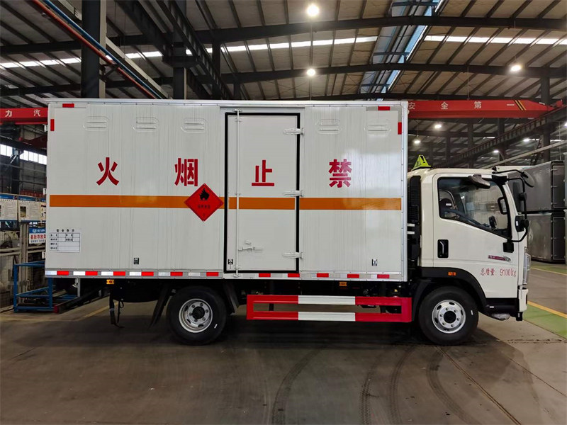 重汽豪沃5噸易燃液體廂式運(yùn)輸車(chē)可分期