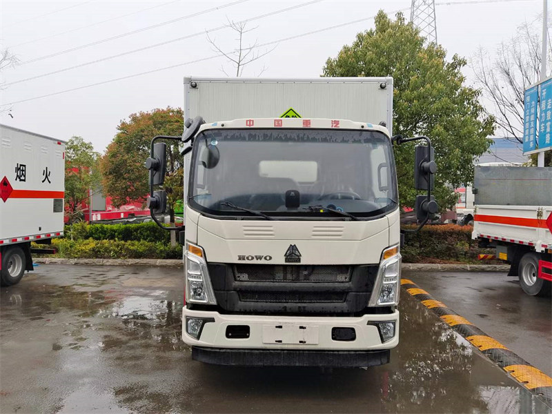 重汽豪沃5噸易燃液體廂式運(yùn)輸車(chē)可分期