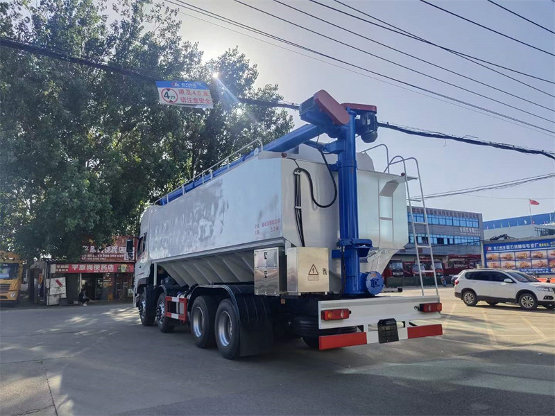東風(fēng)暢行短四軸散裝飼料運(yùn)輸車現(xiàn)車