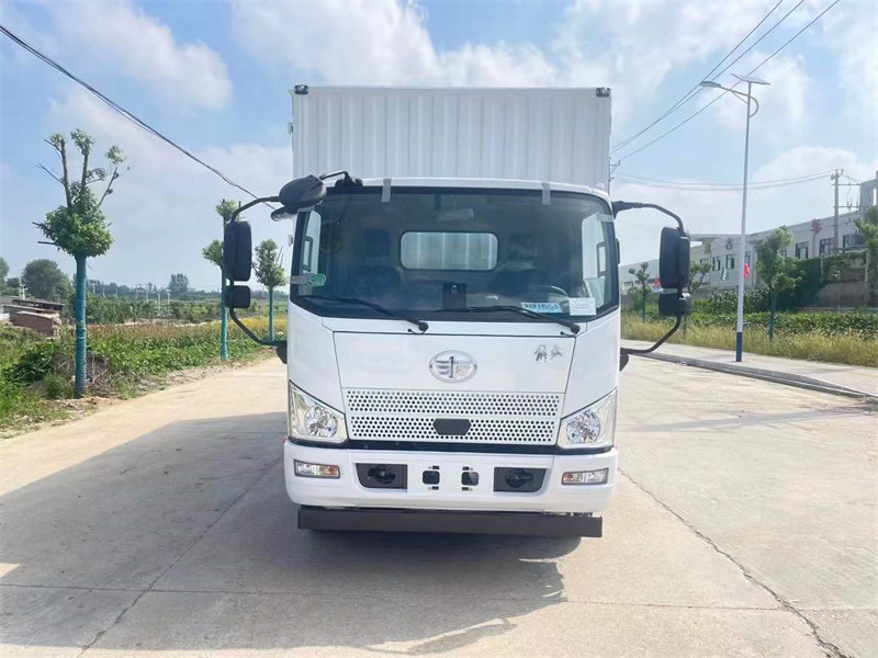 解放5.5米危險(xiǎn)品廂式運(yùn)輸車廠家直銷