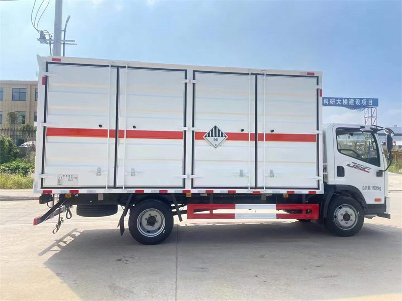 解放5.5米危險(xiǎn)品廂式運(yùn)輸車廠家直銷