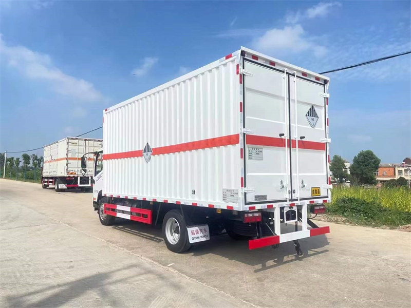 解放5.5米危險(xiǎn)品廂式運(yùn)輸車廠家直銷