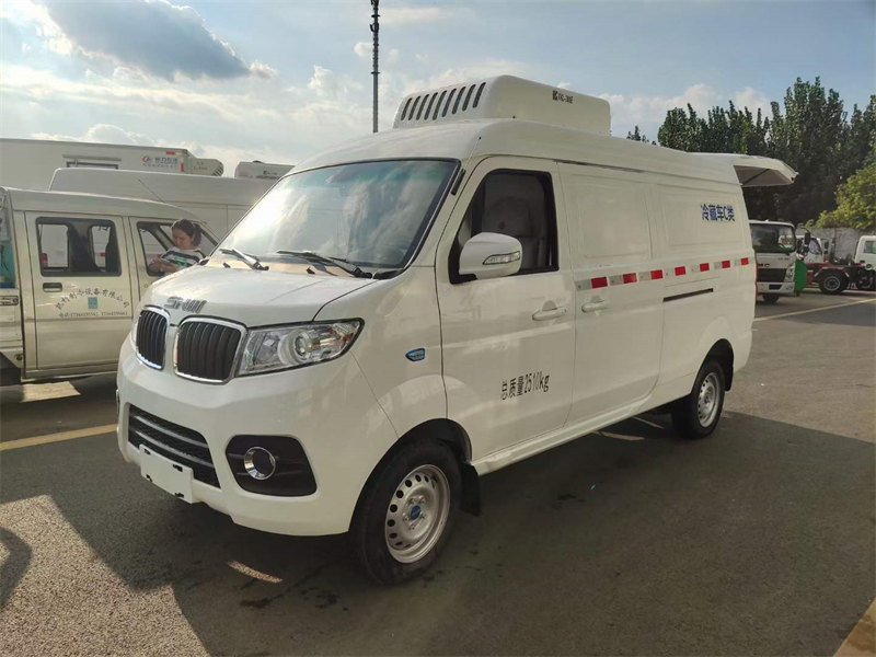 金杯純電動面包冷藏車市內(nèi)運(yùn)輸首選
