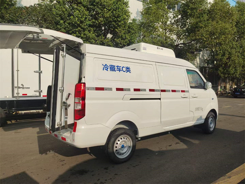 金杯純電動面包冷藏車市內(nèi)運(yùn)輸首選
