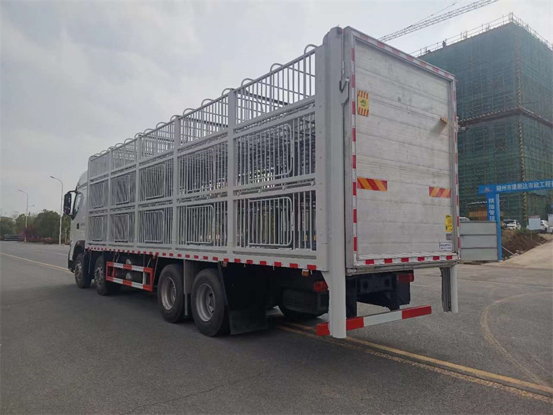 柳汽乘龍前四后八畜禽運輸車底盤硬核車型