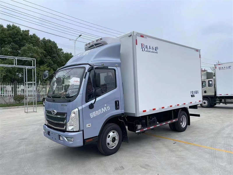 福田領(lǐng)航M5藍(lán)牌冷藏車全柴152馬力便宜