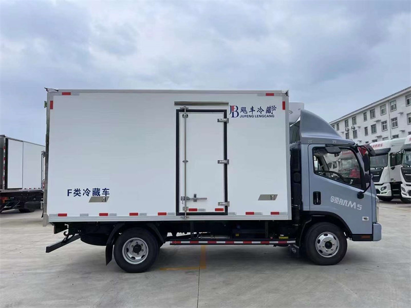 福田領(lǐng)航M5藍(lán)牌冷藏車全柴152馬力便宜