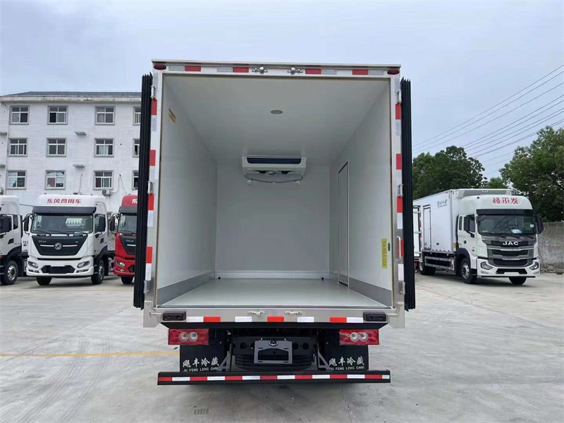 福田領(lǐng)航M5藍(lán)牌冷藏車全柴152馬力便宜