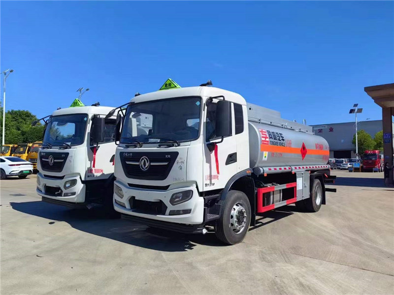 國六東風(fēng)天錦單橋油罐車分期上牌送車到家