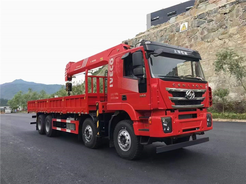 上汽紅巖杰師8*4硬派隨車吊價格便宜