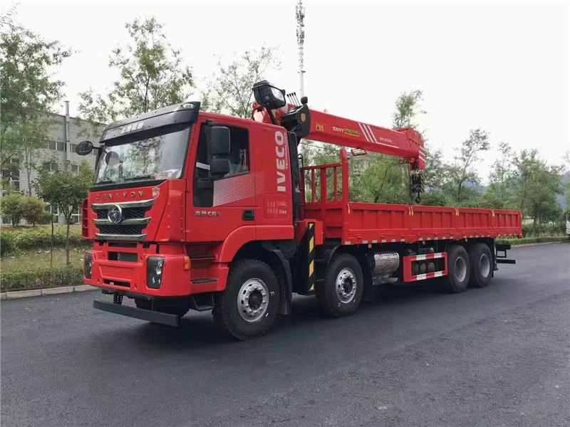 上汽紅巖杰師8*4硬派隨車吊價格便宜