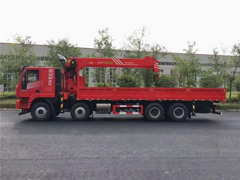 上汽紅巖杰師8*4硬派隨車吊價格便宜