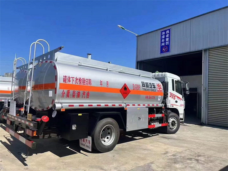 D3S新款10噸油罐車超低價(jià)僅此一臺(tái)