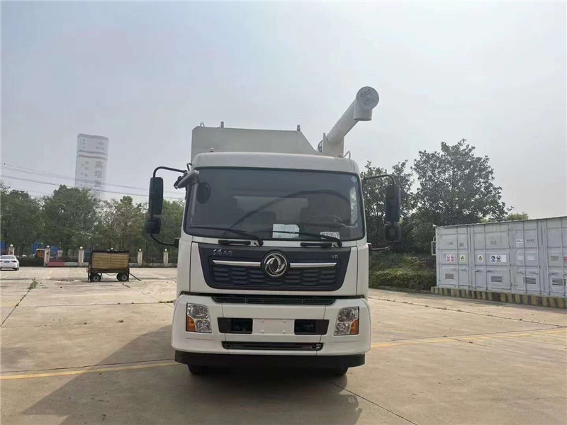 東風(fēng)天錦散裝飼料車現(xiàn)車一臺(tái)低價(jià)19.2W處理