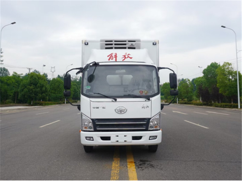 解放冷藏車評測藍(lán)牌大柴155馬力排量3.0L