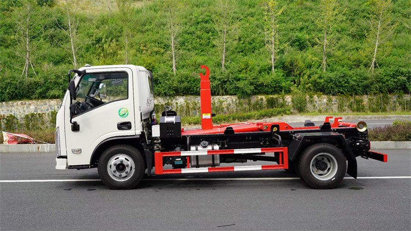 湖北三環(huán)創(chuàng)客勾臂垃圾車評測能下地下室