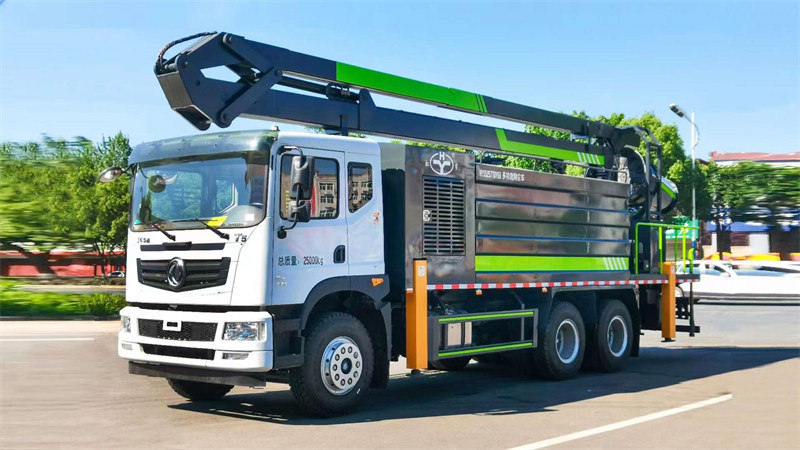 18米東風(fēng)華神T5后雙橋高空抑塵車(chē)評(píng)測(cè)