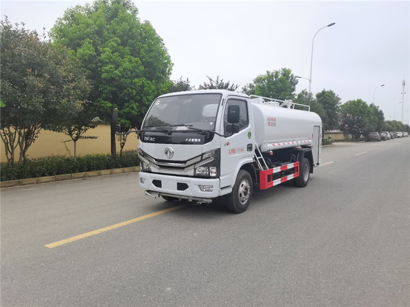 東風(fēng)福瑞卡單排4.5方消防灑水車動(dòng)力強(qiáng)勁且穩(wěn)定
