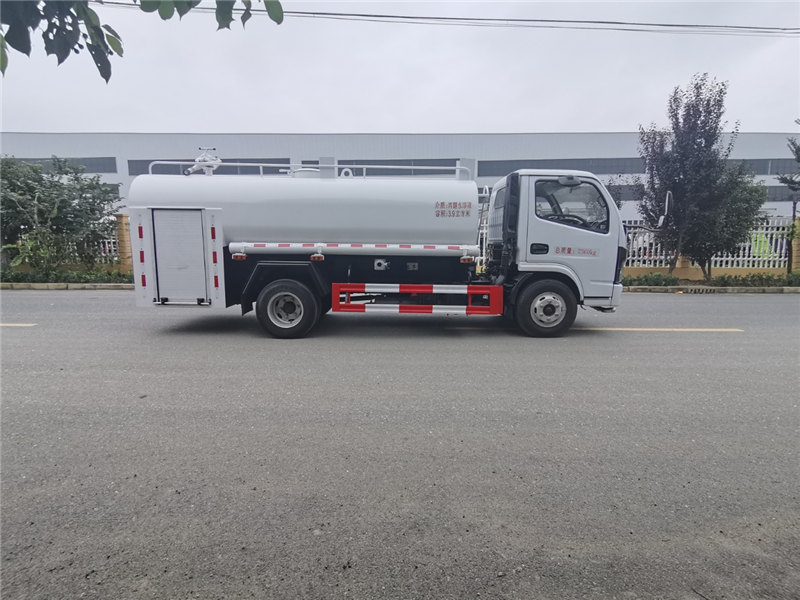東風(fēng)福瑞卡單排4.5方消防灑水車動(dòng)力強(qiáng)勁且穩(wěn)定