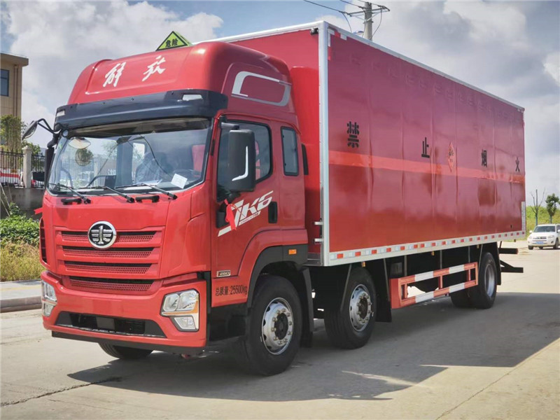 解放JK6三軸爆破運(yùn)輸車高頂全浮駕駛室