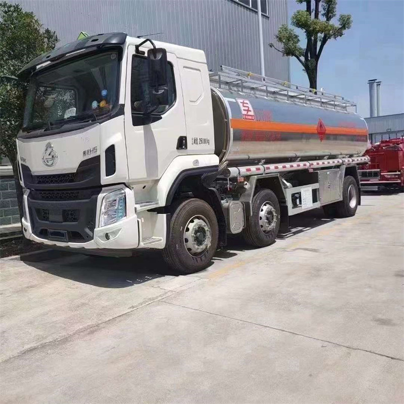 東風柳汽小三軸運油車玉柴240馬力發(fā)動機