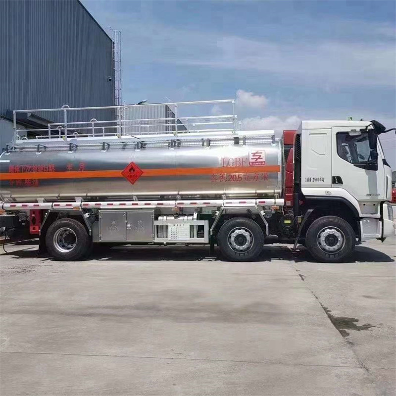 東風柳汽小三軸運油車玉柴240馬力發(fā)動機
