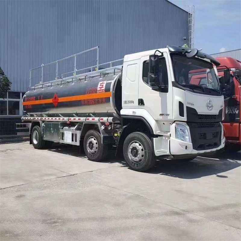 東風柳汽小三軸運油車玉柴240馬力發(fā)動機