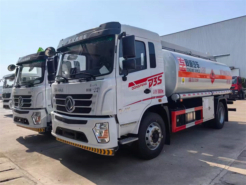 東風(fēng)商用10噸油罐車新品上市前三臺特惠價