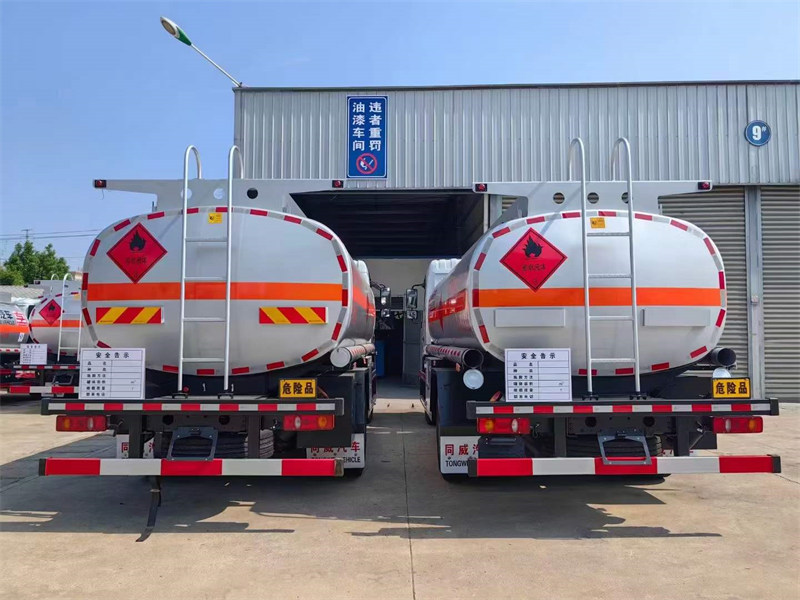 東風(fēng)商用10噸油罐車新品上市前三臺特惠價