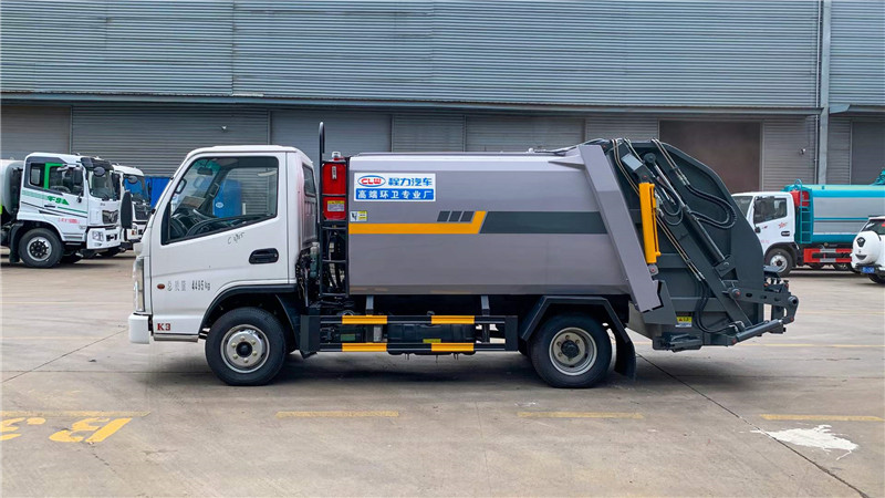 藍(lán)牌4.5方凱馬壓縮式垃圾車
