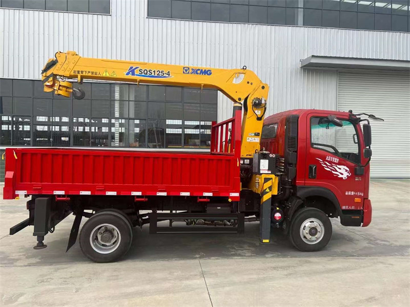 重汽王牌藍牌高空隨車吊技術(shù)升級效率翻倍