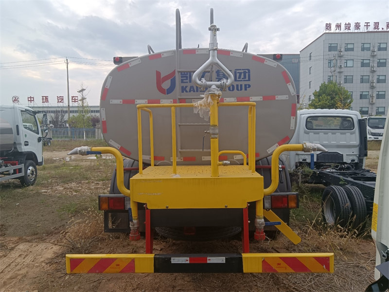 柳汽12方灑水車廠家現(xiàn)車出售價(jià)格實(shí)惠