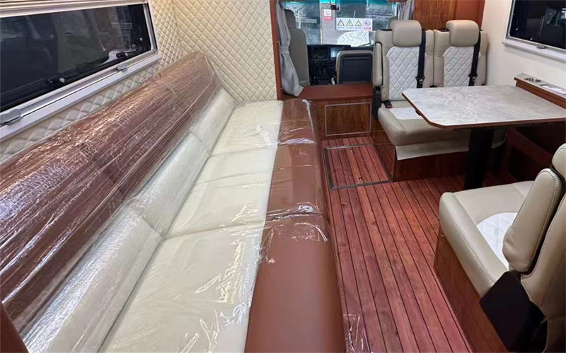 五十鈴700P升降頂帶側(cè)拓展房車(chē)現(xiàn)車(chē)價(jià)格
