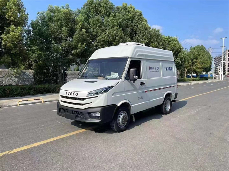 依維柯柴油短軸面包冷藏車雙輪全新得意V35