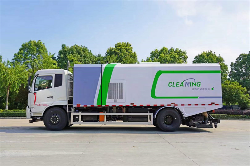 東風(fēng)天錦深度保潔車全國首創(chuàng)污水回收循環(huán)過濾系統(tǒng)