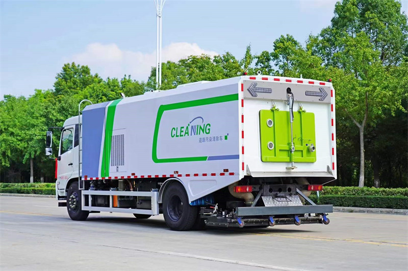 東風(fēng)天錦深度保潔車全國首創(chuàng)污水回收循環(huán)過濾系統(tǒng)