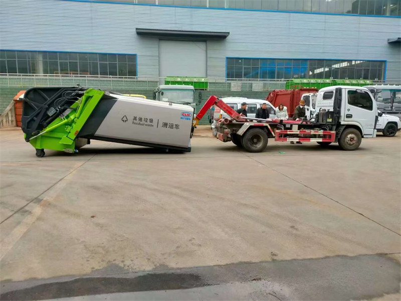 多利卡藍牌勾臂垃圾車帶7.5立方壓縮箱體