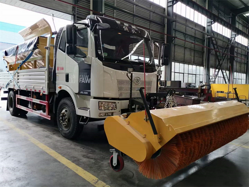 解放除雪車(chē)國(guó)六大柴220馬力輕松應(yīng)對(duì)各種道路環(huán)境