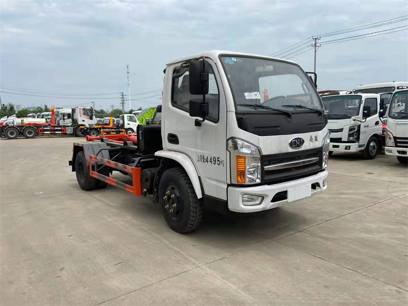 南駿勾臂垃圾車整車高度2080mm勾畫出城市清潔的新篇章